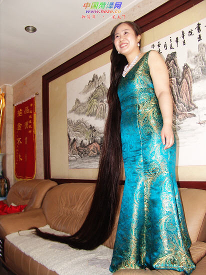 长发女冯婉三度摘下长发桂冠
