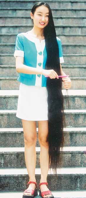 济南有位长发姑娘 发长1.75米