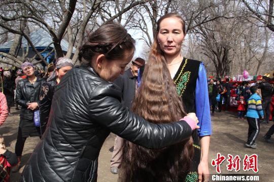 点击图片翻到下一页>> 新疆伊犁举办长发比赛1.8米长发女获第一