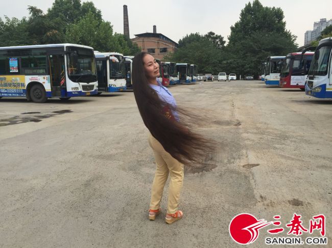 休息中的李亚杰解开飘逸的长发