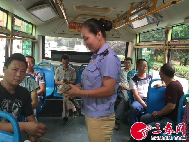 工作中的李亚杰
