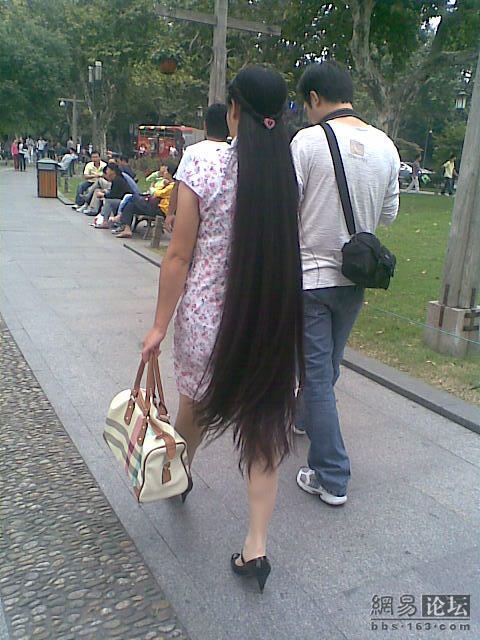 杭州西湖罕见的长发旗袍美女 - [中国长发网]