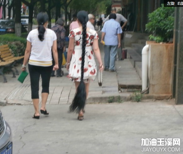 拖到大腿的辫子 下一组图片: 公交车上看到一美女拖地的长发,很震撼!