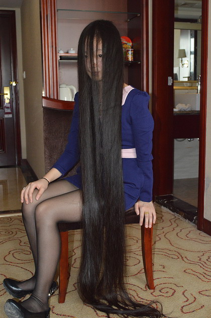 年轻妹妹的及地长发