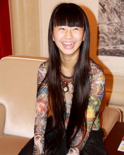 发型:小彩旗长发及腰秀 直发转圈零失误 小彩旗长发及腰秀 直发转圈零失误