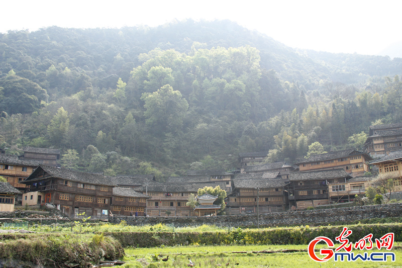 探秘红瑶长发村:淘米水护发 长度可达1.8米