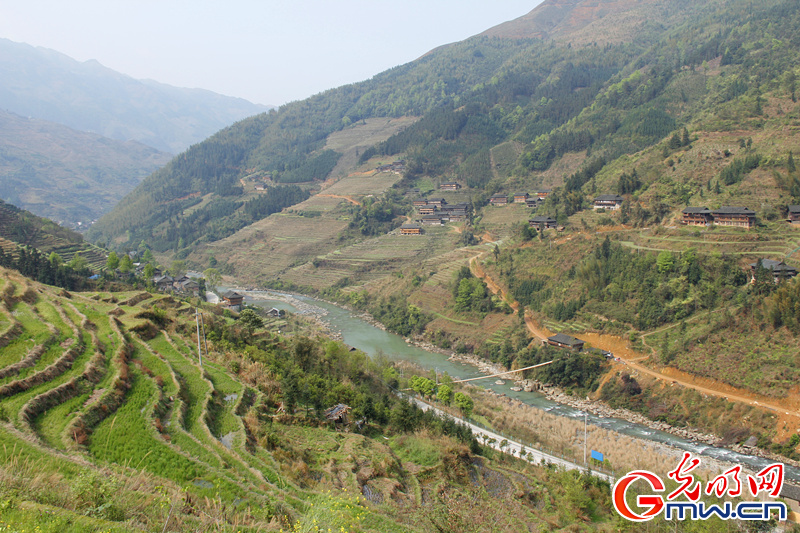 探秘红瑶长发村:淘米水护发 长度可达1.8米