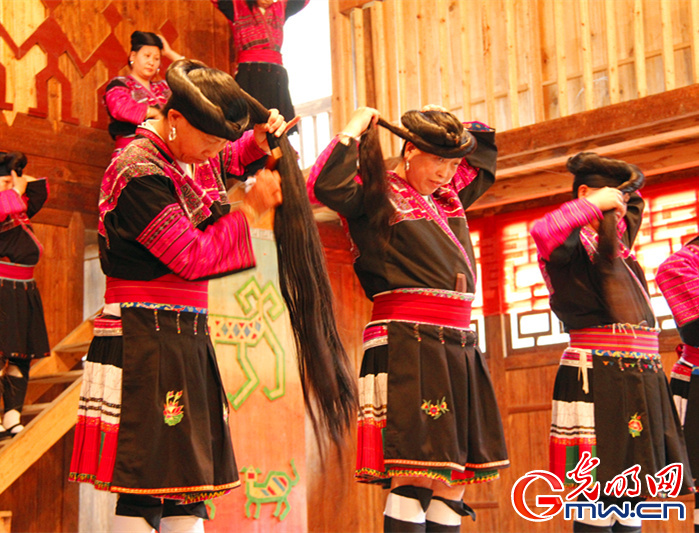 探秘红瑶长发村:淘米水护发 长度可达1.8米