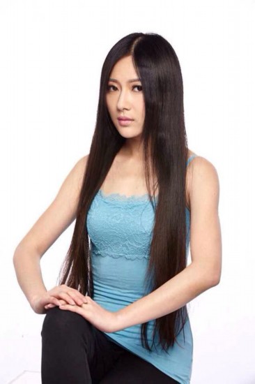 陈哈妮长发及腰。