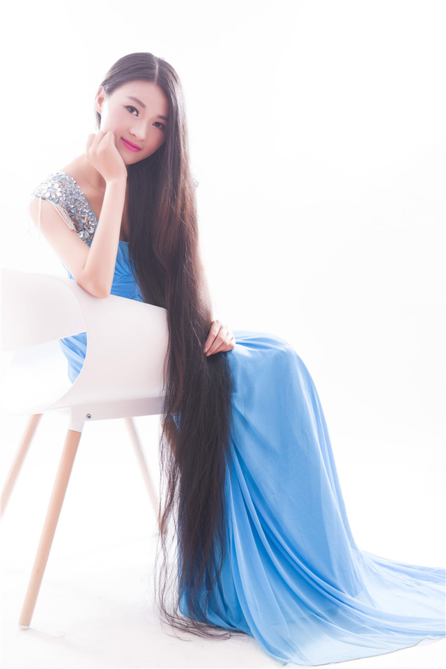 美女主播引以为傲的超长发